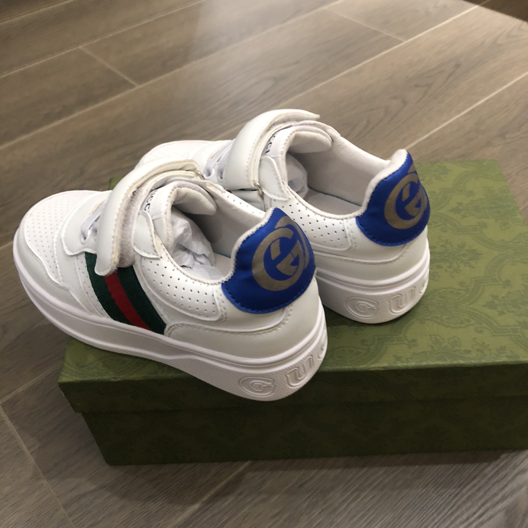 Children's shoes child